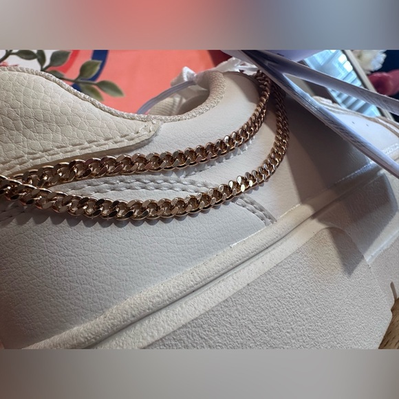 BERKSHA casual all white shoes with a gold chain size 7.5 women’s NWT - Picture 9 of 9